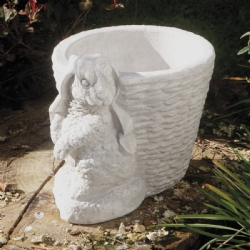 Cesto con lepre in pietra ricostituita cm 40x32 H 34