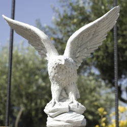 Aquila Ôö£┬® cm 23 H 65 in pietra ricostituita