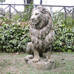 Leone gigante dx H 136 in pietra corrosa