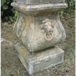 Pilastro con facce di leone in pietra ricostituita corrosa h 53