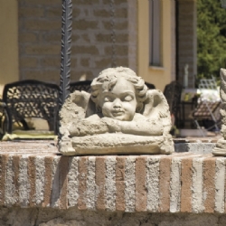 Busto del putto Pensiero h 21 in pietra ricostituita corrosa