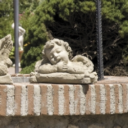 Busto del putto Sonno h 21 in pietra ricostituita corrosa